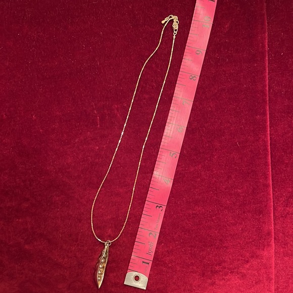 Peas in a pod necklace - Picture 2 of 2